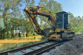 Công nhân đang nỗ lực gia cố lại một số phần nền đường sắt Hà Nội-Thái Nguyên bị xói lở do mưa lũ. (Ảnh: Quốc Lũy/TTXVN)