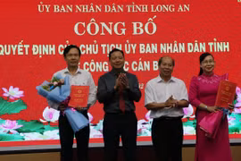 Lãnh đạo UBND tỉnh Long An trao Quyết định bổ nhiệm lại cho các lãnh đạo Sở, ngành tỉnh. (Ảnh: Thanh Bình/TTXVN)