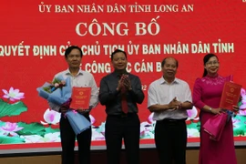 Lãnh đạo UBND tỉnh Long An trao Quyết định bổ nhiệm lại cho các lãnh đạo Sở, ngành tỉnh. (Ảnh: Thanh Bình/TTXVN)