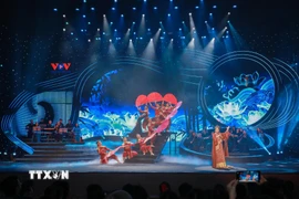 Chương I “Lời đất nước” đưa khán giả về cội nguồn qua lời ru, dân ca, giai điệu truyền thống, vang như ký ức văn hóa và tình yêu quê hương. (Ảnh: Phan Phương/TTXVN)