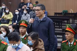 Bị cáo Nguyễn Thanh Phong, cựu Cục trưởng Cục An toàn thực phẩm, Bộ Y tế khai báo trước tòa. (Ảnh: Phạm Kiên/TTXVN)