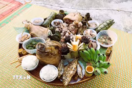 Mâm cúng thần Sấm trong lễ đón tiếng sấm đầu năm của đồng bào dân tộc Ơ Đu gồm có đầu lợn luộc, cá suối nướng, các loại thịt luộc, cơm lam màu tím, rượu trắng đựng trong ống nứa, rêu đá, nải chuối và nhiều món ăn truyền thống, đặc trưng riêng có của đồng bào dân tộc Ơ Đu. (Ảnh: Xuân Tiến/TTXVN)