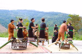 Một nghi thức cầu khấn của đồng bào Ơ Đu thực hiện trong lễ đón tiếng sấm đầu năm diễn ra khá dài với sắc màu văn hóa bản địa rất độc đáo, đặc trưng. (Ảnh: Xuân Tiến/TTXVN)