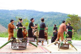 Một nghi thức cầu khấn của đồng bào Ơ Đu thực hiện trong lễ đón tiếng sấm đầu năm diễn ra khá dài với sắc màu văn hóa bản địa rất độc đáo, đặc trưng. (Ảnh: Xuân Tiến/TTXVN)