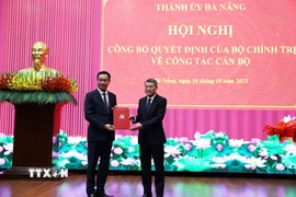 Đồng chí Lê Minh Hưng, Ủy viên Bộ Chính trị, Bí thư Trung ương Đảng, Trưởng Ban Tổ chức Trung ương trao Quyết định cho đồng chí Lê Ngọc Quang. (Ảnh: Anh Dũng/TTXVN)