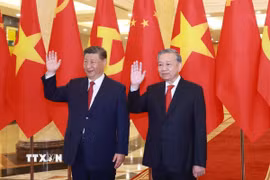 Tổng Bí thư Tô Lâm và Tổng Bí thư, Chủ tịch nước Trung Quốc Tập Cận Bình chụp ảnh chung. (Ảnh: Thống Nhất/TTXVN)