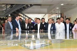 Đại diện nhà máy Airbus Seville giới thiệu với Phó Thủ tướng Hồ Đức Phớc và đoàn công tác về quy mô của nhà máy. (Ảnh: Ngọc Hiệp/TTXVN)