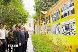 Các đại biểu tham quan triển lãm. (Ảnh: Thu Hương/TTXVN)