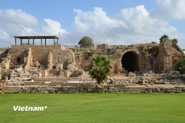 Bức tường thành và pháo đài, tạo nên vẻ ngoài kiên cố, trầm mặc của Cesarea. (Ảnh: Thanh Bình/Vietnam+)