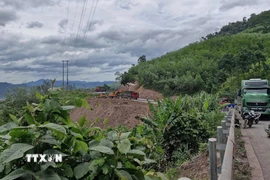 Các phương tiện di chuyển trên 1 làn xe theo hướng từ Cửa khẩu Quốc tế La Lay về cầu treo Đakrông. (Ảnh: TTXVN phát)