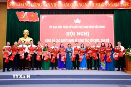 Phó Bí thư Tỉnh ủy Bắc Ninh Nguyễn Hương Giang tặng hoa chúc mừng Ban Chấp hành Đảng bộ Mặt trận Tổ quốc Việt Nam tỉnh Bắc Ninh. (Ảnh: Thanh Thương/TTXVN)