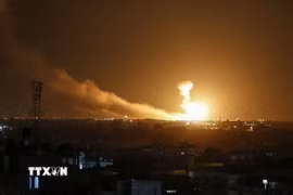 Khói lửa bốc lên sau vụ không kích của Israel tại Syria. (Ảnh: IRNA/TTXVN)