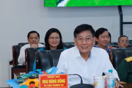 Phó Chủ tịch Thường trực Ủy ban Nhân dân tỉnh Bình Dương Mai Hùng Dũng nhận quyết định nghỉ hưu trước tuổi. (Ảnh: Dương Chí Tưởng/TTXVN)