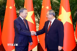 Tổng Bí thư, Chủ tịch nước Tô Lâm hội kiến Thủ tướng Trung Quốc Lý Cường. (Ảnh: Thống Nhất/TTXVN)