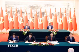 Bộ trưởng Công an Lương Tam Quang và Bộ trưởng Công an Trung Quốc Vương Tiểu Hồng ký Nghị định thư về thiết lập, quản lý và vận hành đường dây nóng cấp Bộ trưởng giữa hai Bộ; Bộ trưởng Ngoại giao Lê Hoài Trung và Trưởng ban Liên lạc Đối ngoại Trung ương Đảng Cộng sản Trung Quốc Lưu Hải Tinh ký 2 văn kiện: Kế hoạch hợp tác giữa hai Đảng giai đoạn 2026-2030 và Thỏa thuận hợp tác giữa Bộ Ngoại giao hai nước. (Ảnh: Thống Nhất/TTXVN)