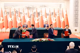 Lễ ký Bản ghi nhớ hợp tác giữa Ban Tổ chức Trung ương Đảng Cộng sản Việt Nam và Ban Tổ chức Trung ương Đảng Cộng sản Trung Quốc và ký Bản ghi nhớ giữa Bộ Xây dựng Việt Nam và Ủy ban Phát triển và Cải cách Quốc gia Trung Quốc về triển khai hợp tác đào tạo đường sắt để tăng cường năng lực cho nhân lực đường sắt Việt Nam. (Ảnh: Thống Nhất/TTXVN)