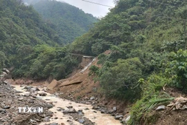 Đoạn đường sạt lở khoảng 150m đã chia cắt hoàn toàn giao thông qua khu vực. (Ảnh: TTXVN phát)