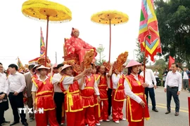 Nghi thức rước Ông Khiu, Bà Khiu. (Ảnh: Hoàng Hùng/TTXVN)