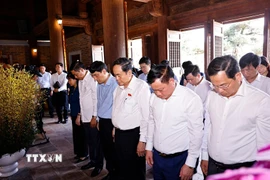 Chủ tịch Quốc hội Trần Thanh Mẫn và đoàn công tác thành kính tưởng nhớ Chủ tịch Hồ Chí Minh tại Đền Chung Sơn - Đền thờ Gia tiên Bác Hồ. (Ảnh: Doãn Tấn/TTXVN)