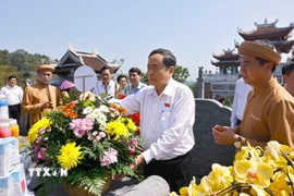 Chủ tịch Quốc hội Trần Thanh Mẫn dâng hoa tưởng nhớ Chủ tịch Hồ Chí Minh tại Đền Chung Sơn - Đền thờ Gia tiên Bác Hồ. (Ảnh: Doãn Tấn/TTXVN)