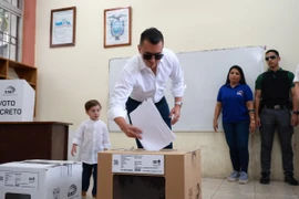 Đương kim Tổng thống Ecuador Daniel Noboa bỏ phiếu bầu cử tại Olon, tỉnh Santa Elena, ngày 9/2/2025. (Ảnh: THX/TTXVN)