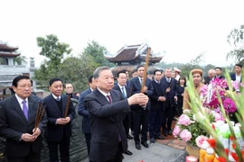 Tổng Bí thư Tô Lâm và đoàn công tác dâng hoa, dâng hương tại Đền Chung Sơn - Đền thờ gia tiên Bác Hồ. (Ảnh: Thống Nhất/TTXVN)