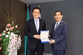 Giáo sư Pai Chi-Li (trái), Chủ tịch AIT và Đại sứ Phạm Việt Hùng trao quà lưu niệm. (Ảnh: Đỗ Sinh/TTXVN)