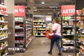 Người dân mua sắm tại siêu thị ở Berlin, Đức. (Ảnh: THX/TTXVN)