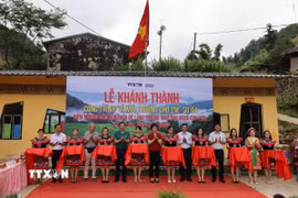 Quang cảnh Lễ khánh thành và bàn giao phòng học mới tại điểm trường Mầm non Đề Lảng. (Ảnh: Huy Thông/TTXVN)
