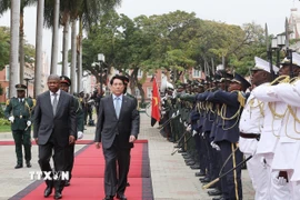 Lễ tiễn Chủ tịch nước Lương Cường và Phu nhân tại Phủ Tổng thống ở thủ đô Luanda. (Ảnh: Lâm Khánh/TTXVN)