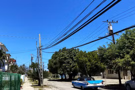 Các đường dây điện phía trên một con đường ở Miramar, La Habana (Cuba). (Ảnh: Ngọc Duy/TTXVN)