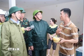 Phó Thủ tướng Chính phủ Hồ Quốc Dũng thăm hỏi, động viên người dân tại điểm tránh trú mưa lũ ở xã Suối Hiệp. (Ảnh: Xuân Triệu/TTXVN)