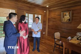 Thứ trưởng Ngoại giao Lê Thị Thu Hằng thăm Khu Di tích Chủ tịch Hồ Chí Minh tỉnh Udon Thani, Đông Bắc Thái Lan. (Ảnh: TTXVN phát)