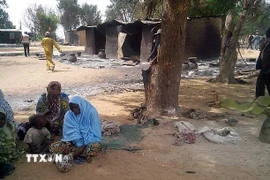 Những ngôi nhà bị phá hủy sau một vụ tấn công tại Nigeria. (Ảnh: Getty Images/TTXVN)