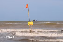 Biển cảnh báo nguy hiểm trên bãi tắm tại Khu du lịch biển Diễn Thành (thị trấn Diễn Thành, huyện Diễn Châu, Nghệ An). (Ảnh: Xuân Tiến/TTXVN)