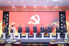 Tổng Bí thư Tô Lâm và các đại biểu thực hiện nghi thức khai trương trang thông tin Đại hội đại biểu toàn quốc lần thứ XIV của Đảng của TTXVN. (Ảnh: Thống Nhất/TTXVN)
