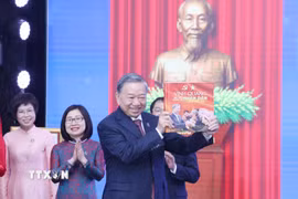 Tổng Bí thư Tô Lâm nhận sách ảnh "Vinh quang mãi mãi thuộc về Nhân dân" từ lãnh đạo Thông tấn xã Việt Nam trong Lễ kỷ niệm 80 năm thành lập Thông tấn xã Việt Nam ngày 13/9/2025. (Ảnh: Lâm Khánh/TTXVN)