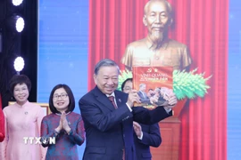 Tổng Bí thư Tô Lâm nhận sách ảnh "Vinh quang mãi mãi thuộc về Nhân dân" từ lãnh đạo Thông tấn xã Việt Nam trong Lễ kỷ niệm 80 năm thành lập Thông tấn xã Việt Nam ngày 13/9/2025. (Ảnh: Lâm Khánh/TTXVN)