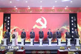 Tổng Bí thư Tô Lâm và các đại biểu thực hiện nghi thức khai trương trang thông tin Đại hội đại biểu toàn quốc lần thứ XIV của Đảng. (Ảnh: Thống Nhất/TTXVN)