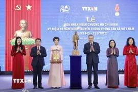 Tổng Bí thư Tô Lâm tặng Thông tấn xã Việt Nam bức tượng Chủ tịch Hồ Chí Minh. (Ảnh: Doãn Tấn/TTXVN)