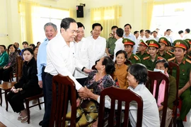 Chủ tịch Quốc hội tặng quà gia đình chính sách, hộ nghèo tại tỉnh Đồng Tháp