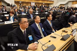 Đại tá Trần Viết Trung - Phó Chánh Văn phòng cơ quan thường trực về nhân quyền Chính phủ (ngoài cùng bên trái) cùng đoàn đại biểu Việt Nam tham dự phiên khai mạc. (Ảnh: Anh Hiển/TTXVN)