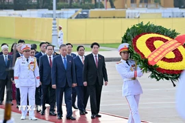 Các đồng chí lãnh đạo Đảng, Nhà nước cùng đại biểu Quốc hội dự Kỳ họp thứ 10 đến đặt vòng hoa và vào Lăng viếng Chủ tịch Hồ Chí Minh. (Ảnh: An Đăng/TTXVN)