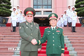 Đại tướng Nguyễn Tân Cương và Thiếu tướng Muraveiko Pavel Nikolaevich tại lễ đón. (Ảnh: Trọng Đức/TTXVN)