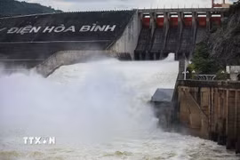 Thủy điện Hòa Bình trong thời điểm mở một cửa xả đáy. (Ảnh: Trọng Đạt/TTXVN)