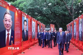 Tổng Bí thư Tô Lâm và các đồng chí lãnh đạo Đảng, Nhà nước và đại biểu dự Lễ ra mắt Trang thông tin điện tử “Đảng Cộng sản Việt Nam - Đại hội XIV”. (Ảnh: Thống Nhất/TTXVN)