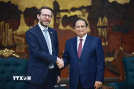 Thủ tướng Phạm Minh Chính với Đại sứ Liên hiệp Vương quốc Anh và Bắc Ireland Iain Frew. (Ảnh: Dương Giang/TTXVN)