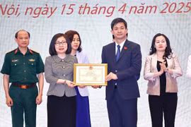 Tổng Thư ký Quốc hội, Chủ nhiệm Văn phòng Quốc hội Lê Quang Tùng Trao Bằng khen cho các tập thể, cá nhân có thành tích xuất sắc trong công tác tham mưu, phục vụ tổ chức Hội nghị. (Ảnh: Doãn Tấn/TTXVN)