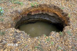 Hố sụt mới có hình tròn, đường kính khoảng 2m, sâu khoảng 6m. (Ảnh: Nguyễn Công Hải/TTXVN)