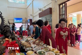 Mỗi dịp Tết đến, Xuân về, Khu di tích Chủ tịch Hồ Chí Minh ở bản Noong On, thị xã Muang, tỉnh Udon Thani, Đông Bắc Thái Lan lại bừng lên sắc màu đa dạng của những tà áo dài Việt Nam truyền thống, khi đông đảo bà con kiều bào cùng tới đây tổ chức lễ dâng hương tưởng nhớ Bác. (Ảnh: TTXVN phát)